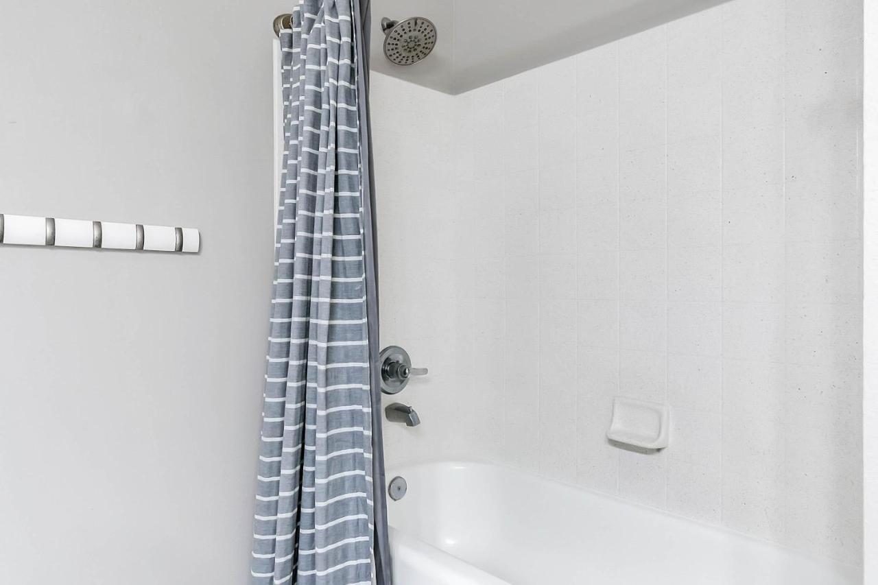 Cozy Only Miles From Community Pool And Jacuzzii *